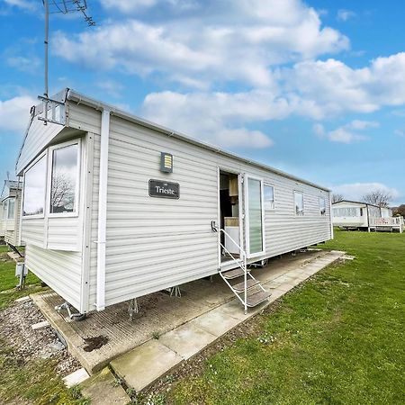 Homely 8 Berth Caravan At Dovercourt Holiday Park, Essex Ref 44201H Great Oakley  Екстер'єр фото