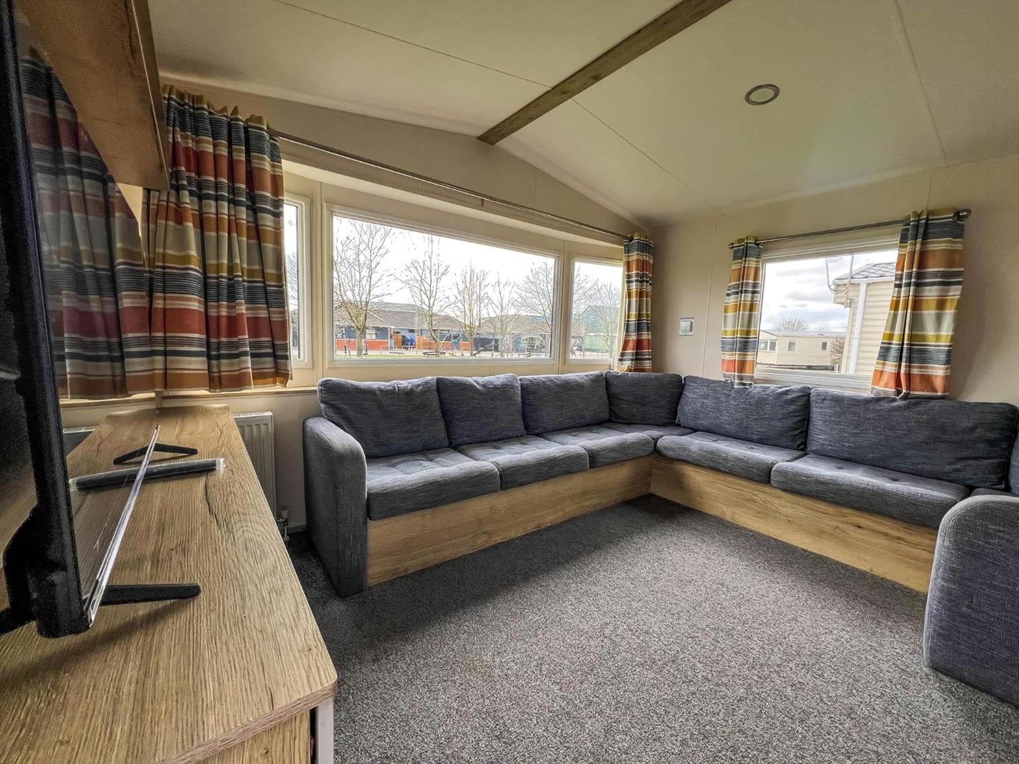 Homely 8 Berth Caravan At Dovercourt Holiday Park, Essex Ref 44201H Great Oakley  Екстер'єр фото