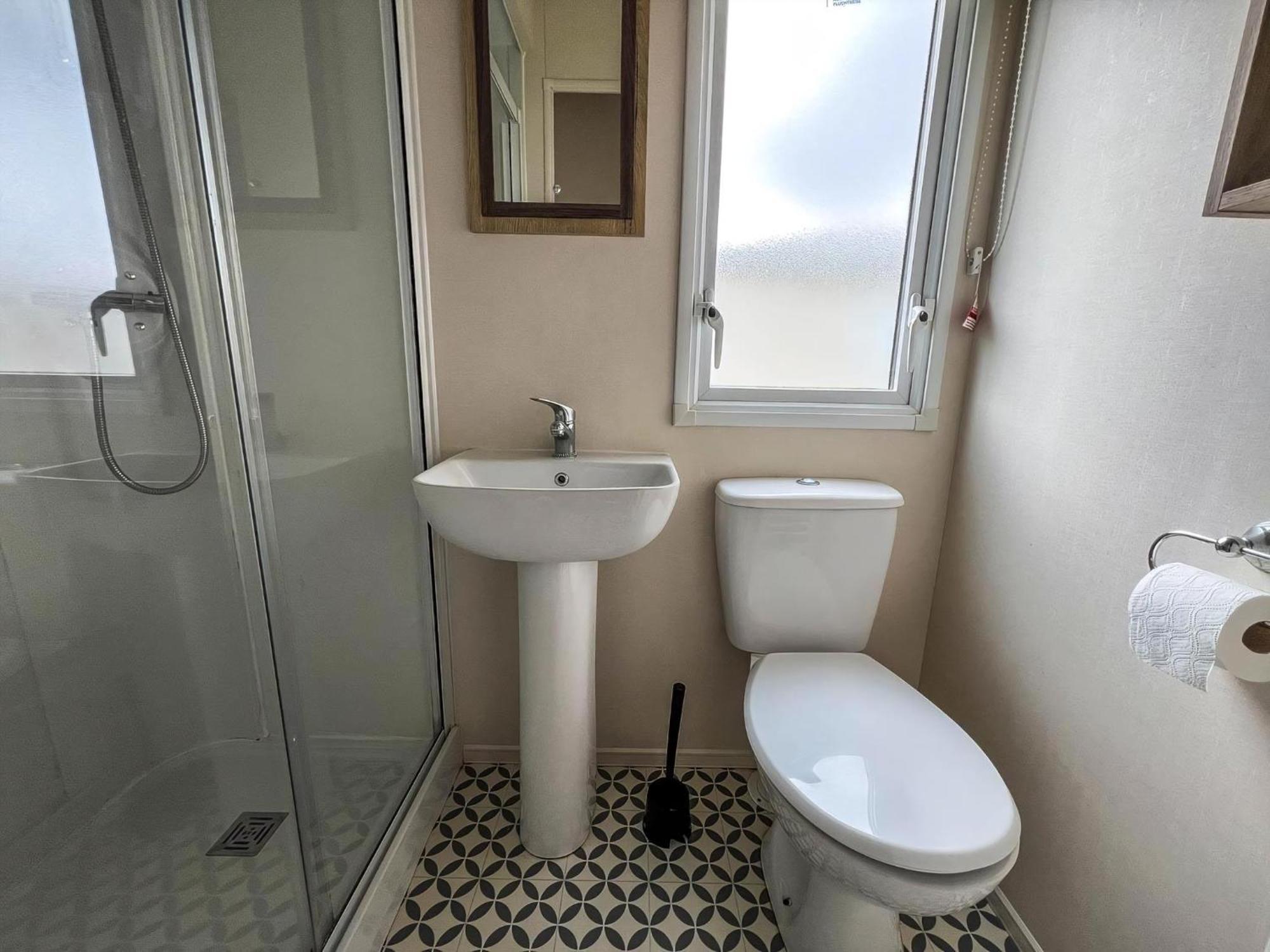Homely 8 Berth Caravan At Dovercourt Holiday Park, Essex Ref 44201H Great Oakley  Екстер'єр фото