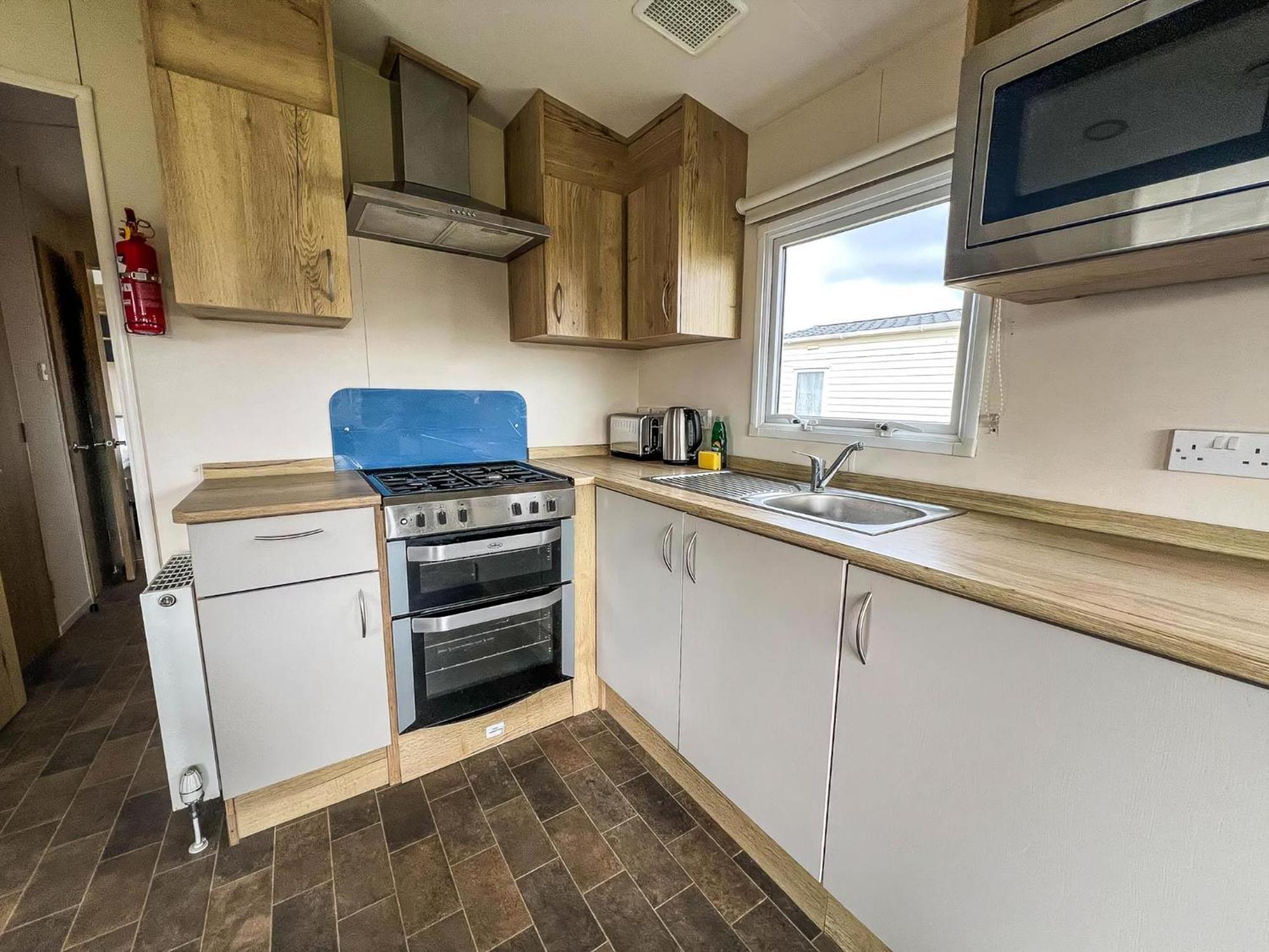 Homely 8 Berth Caravan At Dovercourt Holiday Park, Essex Ref 44201H Great Oakley  Екстер'єр фото
